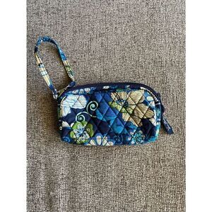 Vera Bradley blue floral quilted wristlet/ wallet 7 x 5 zip closure